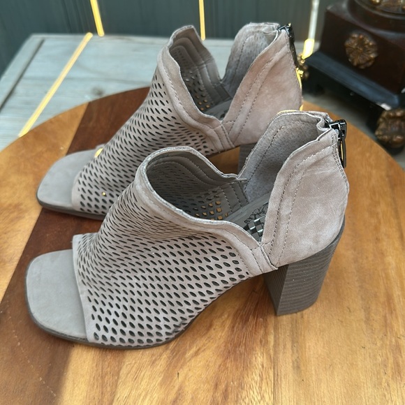 NWT Vince Camuto Katnina Beige Leather Laser Cut Ankle Booties Size 4.5 34 - Picture 4 of 13